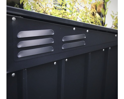 Detailansicht eines Gerätehauses mit Belüftungsschlitzen