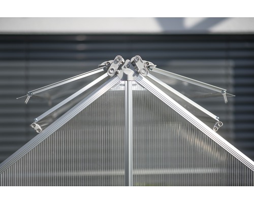 Detailansicht des Dachfensters eines Gewächshauses