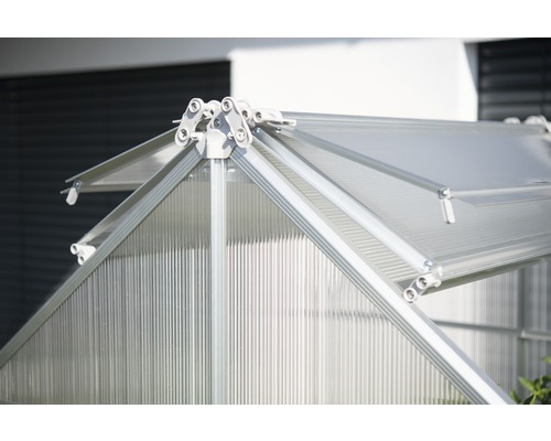 Detailansicht eines Gewächshauses mit Aluminiumrahmen und transparenter Verglasung