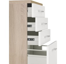 Commode avec quatre tiroirs, partiellement ouverte.