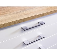 Gros plan sur une commode avec tiroirs et poignées