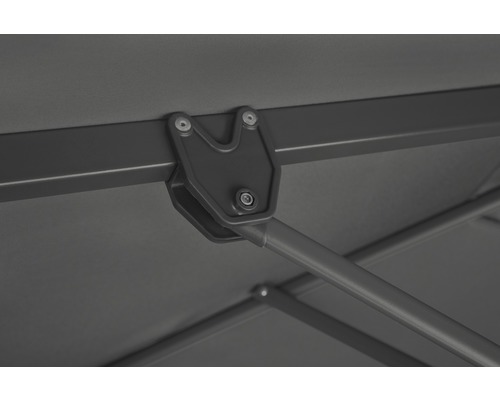 Detailansicht der Metallverbindung eines Sonnenschirms