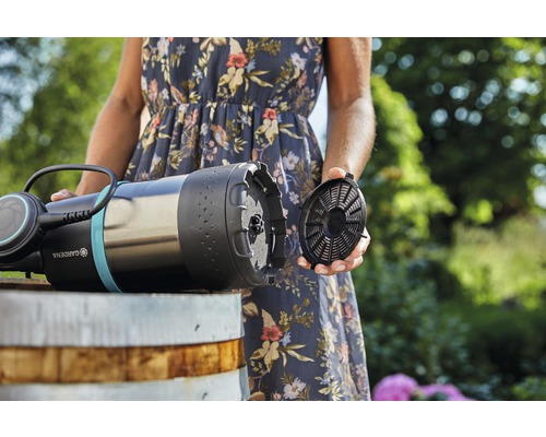 Femme remplaçant le filtre d''une pompe de citerne Gardena