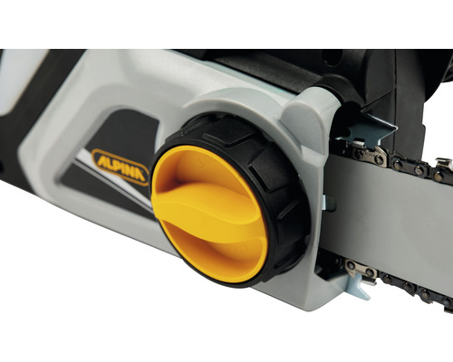 Detailansicht einer Kettensäge mit gelbem Einstellrad und Alpina Logo.