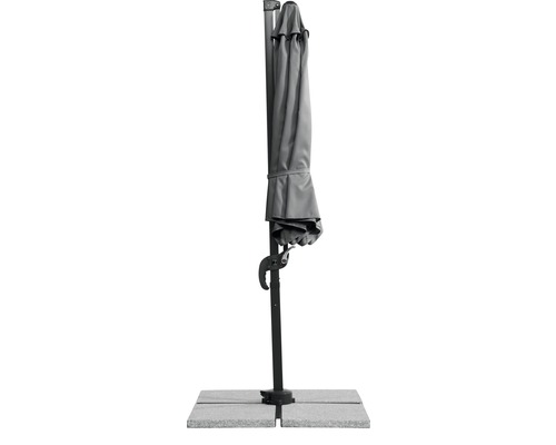 Geschlossener Ampelschirm mit Ständerplatte für den Garten.