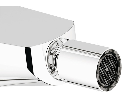 Detailansicht einer verchromten Armatur mit Perlator