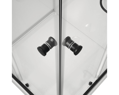 Detailansicht einer Duschkabine mit Griffen