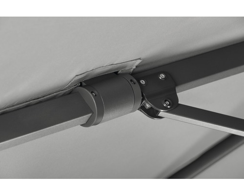 Vue détaillée d'un parasol avec structure et revêtement en tissu