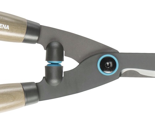 Detailansicht einer Heckenschere mit Holzgriffen und Dämpfern