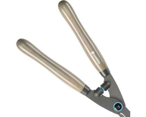 Gartenschere mit Holzgriffen und Gardena Logo