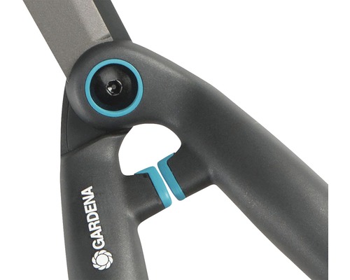 Detailaufnahme einer Heckenschere mit Gardena Logo