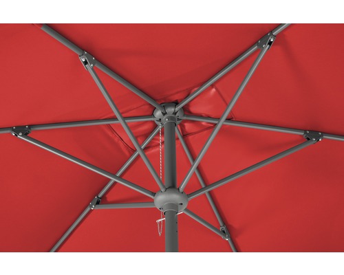 Unteransicht eines roten Sonnenschirms mit Metallgestell