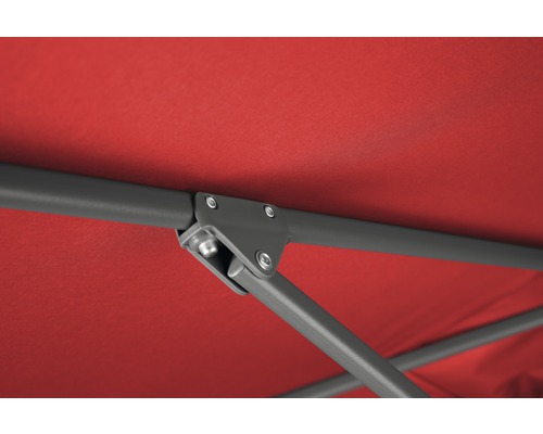 Detailansicht eines Sonnenschirms mit Gestell und Stoffbespannung