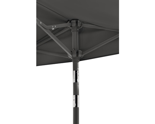 Detailansicht eines Sonnenschirms mit Streben und Mast