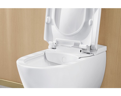 Weißes Wand-WC mit offenem Toilettendeckel