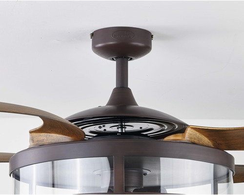 Deckenventilator mit Flügeln und Leuchte