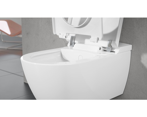 Weißes Wand-Bidet mit offenem Deckel.