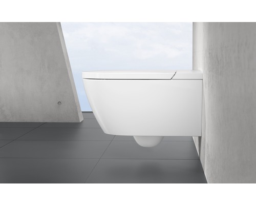 Wandhängendes WC in einem Badezimmer.