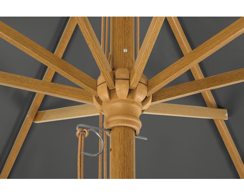 Vue détaillée d''un parasol en bois avec mécanisme à manivelle