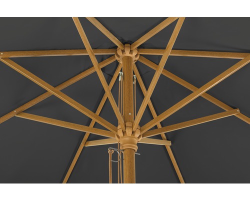 Vue détaillée d''un parasol avec structure en bois et revêtement en tissu foncé