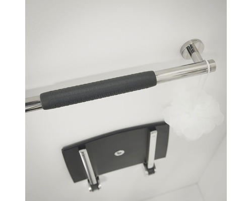 Barre d''appui en acier inoxydable avec un siège de douche en arrière-plan