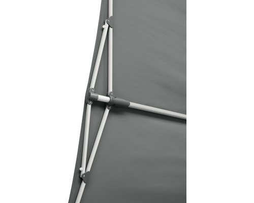 Detailansicht eines Sonnenschirms mit Gestell und Stoffbezug