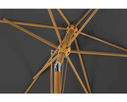 Detailansicht eines Sonnenschirms mit Holzrahmen und grauer Bespannung.
