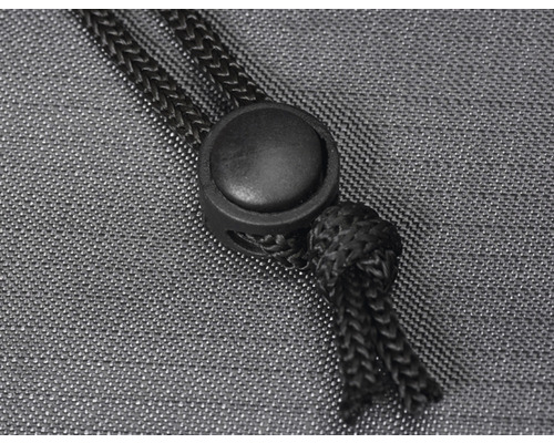 Gros plan d''un cordon de serrage avec stoppeur sur un produit textile