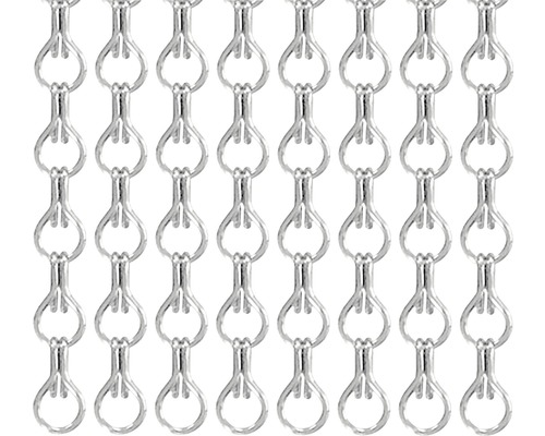 Detailaufnahme einer silberfarbenen Kettenvorhangs.