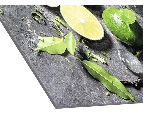 Panneau décoratif avec citrons verts, feuilles et gouttes d''eau