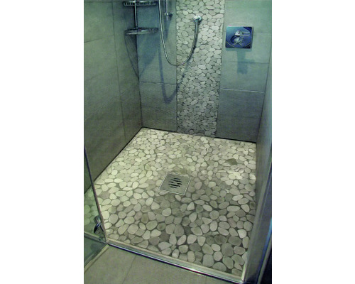 Cabine de douche avec sol et mur en pierre