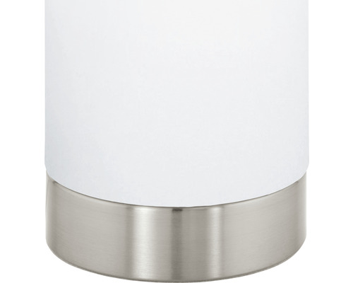 Detail einer weißen Tischleuchte mit Metallsockel