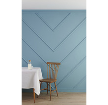 Helle Küche mit blau getäfelter Wand, Tisch und Holzstuhl.