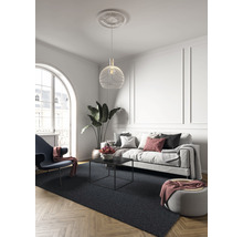 Salon avec canapé, fauteuil, table basse, suspension et tapis sur parquet