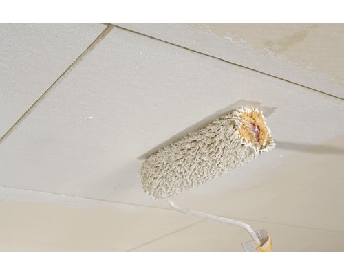 Rouleau à peinture peignant un plafond