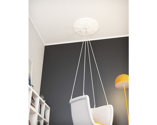 Rosace de plafond avec fauteuil suspendu dans une pièce