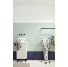 Modernes Badezimmer mit Waschtisch, Handtuchhalter und Bademantel