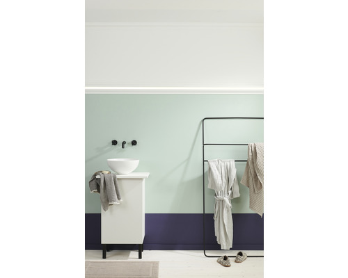 Salle de bain moderne avec meuble-lavabo, porte-serviettes et peignoir