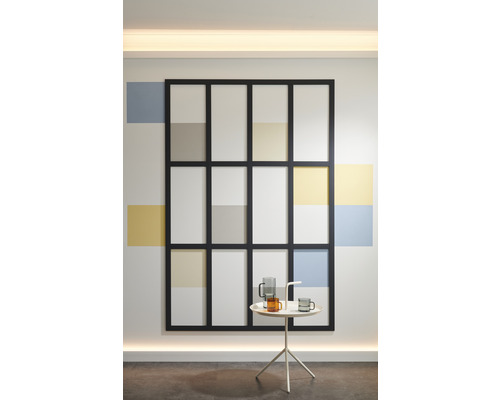 Décoration murale avec éléments de couleur et table avec boissons