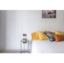 Schlafzimmer mit Bett, Kissen und Nachttisch