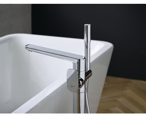Baignoire îlot avec robinetterie de baignoire