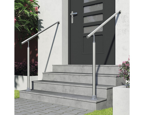 Escalier avec rampe en acier inoxydable devant la porte d''entrée