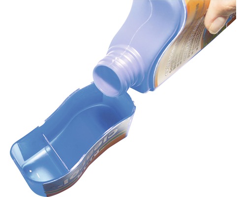 Le bouchon doseur est rempli de nettoyant.