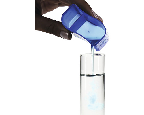 Du liquide est versé d''un gobelet doseur dans un tube à essai