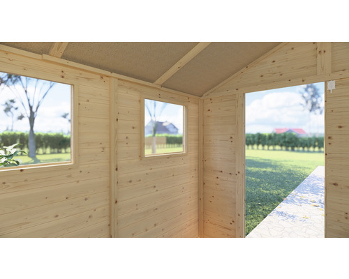 Innenansicht eines Gartenhauses mit Holzverkleidung und Fenstern