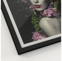 Gerahmtes Poster einer Frau mit Blumen und Weinreben