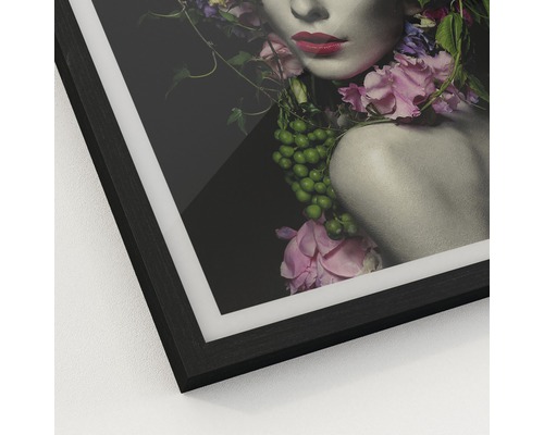 Gerahmtes Poster einer Frau mit Blumen und Weinreben
