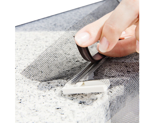 Gros plan d''une moustiquaire installée avec fixation magnétique