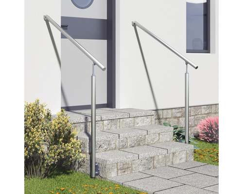 Escalier extérieur avec deux rampes en acier inoxydable à l''entrée d''une maison