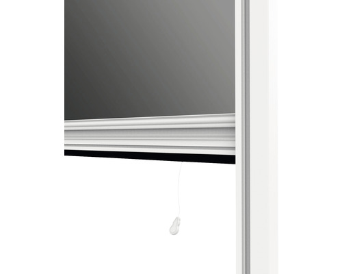 Gros plan d''un store enrouleur avec cordon